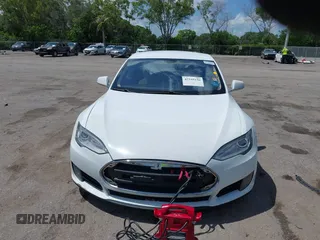 2013 Tesla Model S с VIN 5YJSA1AC8DFP10260, выставлен на аукционе IAAI как лот 42545156 с пробегом 121 329 миль миль и . История ставок и продаж доступна на DreamBid. Изображение 12.