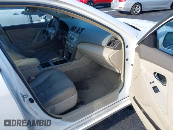 2007 Toyota Camry CE z VIN 4T1BE46K27U670867, wystawiony jako IAAI lot #42398921 z przebiegiem 142 655 mil mil oraz . Historia ofert i sprzedaży dostępna na DreamBid. Obrazek 5.