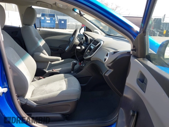 2019 Chevrolet Sonic LS z VIN 1G1JB5SBXK4135968, wystawiony jako IAAI lot #42333837 z przebiegiem 62 427 mil mil oraz . Historia ofert i sprzedaży dostępna na DreamBid. Obrazek 5.
