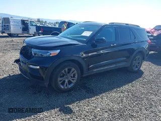 2022 Ford Explorer XLT z VIN 1FMSK8DH1NGA61725, wystawiony jako IAAI lot #41963544 z przebiegiem 12 213 mil mil oraz . Historia ofert i sprzedaży dostępna na DreamBid. Obrazek 2.