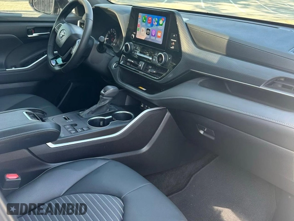 2024 Toyota Highlander LE z VIN 5TDKDRAH7RS534676, wystawiony jako Copart lot #57361405 z przebiegiem 11 321 mil mil oraz Czysty tytuł • Clean title. Historia ofert i sprzedaży dostępna na DreamBid. Obrazek 5.