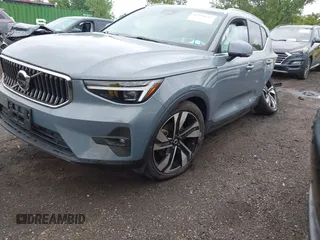 2023 Volvo XC40 Ultimate Bright Theme с VIN YV4L12UAXP2025895, выставлен на аукционе IAAI как лот 42294917 с пробегом 5 384 миль миль и . История ставок и продаж доступна на DreamBid. Изображение 2.