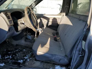2000 Nissan Frontier XE z VIN 1N6DD21S5YC399092, wystawiony jako Copart lot #89199395 z przebiegiem 170 742 mil mil oraz Czysty tytuł • Clean title. Historia ofert i sprzedaży dostępna na DreamBid. Obrazek 7.