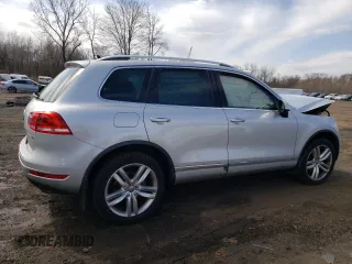 2013 Volkswagen Touareg Exec z VIN WVGEF9BP6DD011274, wystawiony jako Copart lot #50680105 z przebiegiem 96 336 mil mil oraz Szkody całkowita. Historia ofert i sprzedaży dostępna na DreamBid. Obrazek 3.