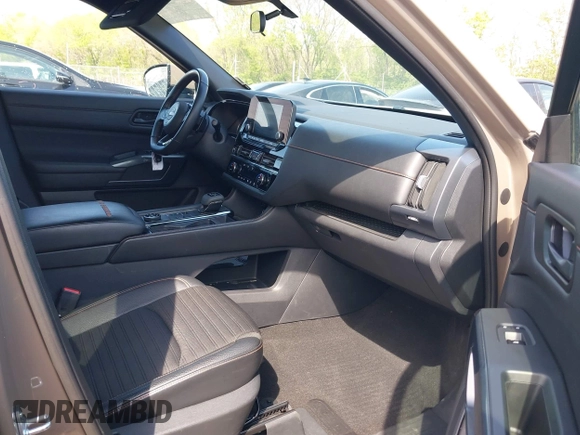 2023 Nissan Pathfinder SV z VIN 5N1DR3BD8PC223755, wystawiony jako IAAI lot #42077555 z przebiegiem 73 381 mil mil oraz . Historia ofert i sprzedaży dostępna na DreamBid. Obrazek 5.