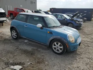 2010 MINI Hardtop z VIN WMWMF3C55ATZ21524, wystawiony jako Copart lot #57141035 z przebiegiem 155 043 mil mil oraz Nie do naprawy • Non repairable. Historia ofert i sprzedaży dostępna na DreamBid. Obrazek 4.