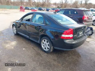 2006 Volvo S40 2.4L with VIN YV1MS382862160847, listed as a IAAI auction lot 41755812 with 163,594 mi miles. Bid and sale history available at carsss.com. Image 3.