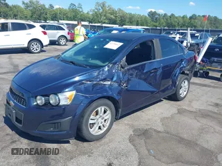 2015 Chevrolet Sonic LT z VIN 1G1JC5SB5F4177676, wystawiony jako IAAI lot #42230662 z przebiegiem 155 884 mil mil oraz . Historia ofert i sprzedaży dostępna na DreamBid. Obrazek 19.