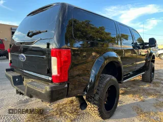 2004 Ford Excursion Eddie Bauer z VIN 1FMSU45P14EA06923, wystawiony jako Copart lot #84176014 z przebiegiem 186 217 mil mil oraz Czysty tytuł • Clean title. Historia ofert i sprzedaży dostępna na DreamBid. Obrazek 3.
