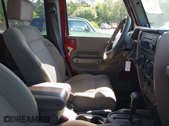 2007 Jeep Wrangler Unlimited Sahara с VIN 1J8GA59187L211825, выставлен на аукционе IAAI как лот 42313099 с пробегом 107 554 миль миль и . История ставок и продаж доступна на DreamBid. Изображение 5.