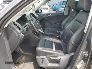 2012 Volkswagen Tiguan SE z VIN WVGAV7AX4CW001417, wystawiony jako Copart lot #61105865 z przebiegiem 168 110 mil mil oraz Czysty tytuł • Clean title. Historia ofert i sprzedaży dostępna na DreamBid. Obrazek 7.