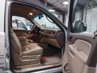 2010 Chevrolet Avalanche LTZ with VIN 3GNVKGE01AG147384, listed as a IAAI auction lot 41377747 with 319,606 mi miles. Bid and sale history available at carsss.com. Image 5.