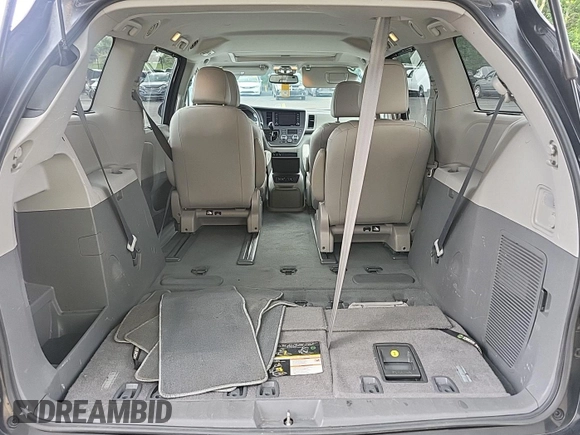 2020 Toyota Sienna XLE z VIN 5TDDZ3DC9LS240453, wystawiony jako IAAI lot #42566212 z przebiegiem 94 405 mil mil oraz . Historia ofert i sprzedaży dostępna na DreamBid. Obrazek 7.