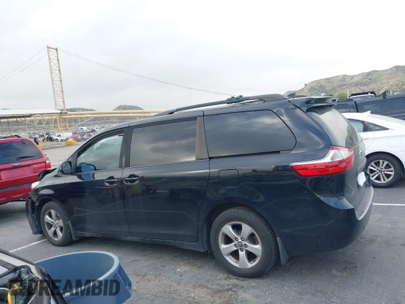 2018 Toyota Sienna LE Auto Access Seat с VIN 5TDKZ3DC4JS958786, выставлен на аукционе IAAI как лот 41777680 с пробегом 104 694 миль миль и . История ставок и продаж доступна на DreamBid. Изображение 14.
