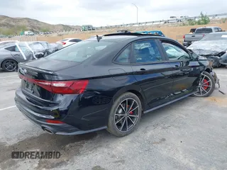 2025 Volkswagen Jetta GLI Autobahn z VIN 3VW2T7BU9SM003551, wystawiony jako IAAI lot #41808269 z przebiegiem 4 038 mil mil oraz . Historia ofert i sprzedaży dostępna na DreamBid. Obrazek 4.