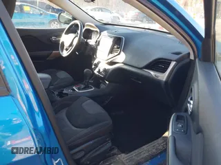 2018 Jeep Cherokee Latitude z VIN 1C4PJMCB5JD592960, wystawiony jako IAAI lot #41599164 z przebiegiem 155 038 mil mil oraz . Historia ofert i sprzedaży dostępna na DreamBid. Obrazek 5.