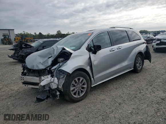 2022 Toyota Sienna XLE with VIN 5TDYRKEC6NS120686, listed as a Copart auction lot 51442535 with 80,655 mi miles and Clean Title. Bid and sale history available at carsss.com. Image 1.