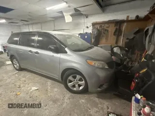 2015 Toyota Sienna L с VIN 5TDZK3DC5FS623224, выставлен на аукционе Copart как лот 62147805 с пробегом 82 419 миль миль и Списание • Salvage title. История ставок и продаж доступна на DreamBid. Изображение 1.