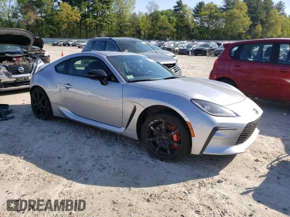 2024 Toyota 86 Premium z VIN JF1ZNBE15R9755858, wystawiony jako Copart lot #55677285 z przebiegiem 4 291 mil mil oraz Szkoda całkowita • Salvage title. Historia ofert i sprzedaży dostępna na DreamBid. Obrazek 4.