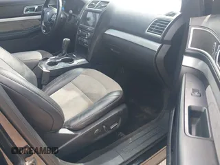 2017 Ford Explorer XLT z VIN 1FM5K7D82HGD35543, wystawiony jako IAAI lot #42100695 z przebiegiem 185 103 mil mil oraz . Historia ofert i sprzedaży dostępna na DreamBid. Obrazek 5.