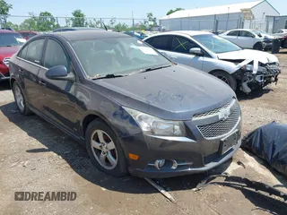 2014 Chevrolet Cruze 1LT z VIN 1G1PC5SB1E7424084, wystawiony jako IAAI lot #42414396 z przebiegiem 142 488 mil mil oraz . Historia ofert i sprzedaży dostępna na DreamBid. Obrazek 1.
