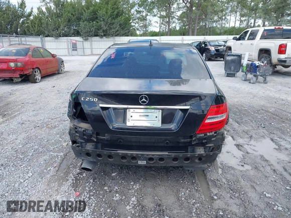 2014 Mercedes-Benz C 250 Sport z VIN WDDGF4HB0EA966267, wystawiony jako IAAI lot #42133802 z przebiegiem 62 494 mil mil oraz . Historia ofert i sprzedaży dostępna na DreamBid. Obrazek 16.