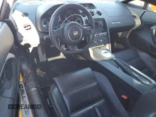 2014 Lamborghini Gallardo z VIN ZHWGU5BZ7ELA13923, wystawiony jako Copart lot #82374714 z przebiegiem 33 260 mil mil oraz Szkoda całkowita • Salvage title. Historia ofert i sprzedaży dostępna na DreamBid. Obrazek 8.