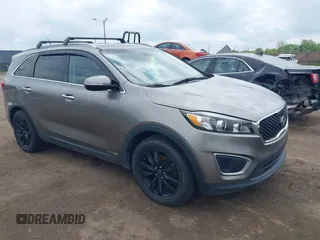 2016 Kia Sorento LX z VIN 5XYPGDA59GG138541, wystawiony jako IAAI lot #42262854 z przebiegiem 117 544 mil mil oraz . Historia ofert i sprzedaży dostępna na DreamBid. Obrazek 1.