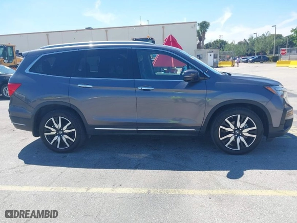 2020 Honda Pilot Touring 8-Passenger with VIN 5FNYF5H90LB000801, listed as a IAAI auction lot 41865605 with 62,743 mi miles. Bid and sale history available at carsss.com. Image 13.
