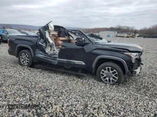 2024 Toyota Tundra 1794 Edition z VIN 5TFMA5DB4RX185682, wystawiony jako Copart lot #52884035 z przebiegiem Nie podano mil oraz Szkoda całkowita • Salvage title. Historia ofert i sprzedaży dostępna na DreamBid. Obrazek 4.
