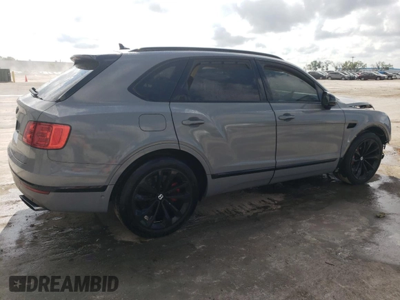 2017 Bentley Bentayga W12 z VIN SJAAC2ZV9HC015680, wystawiony jako Copart lot #46197784 z przebiegiem Nie podano mil oraz . Historia ofert i sprzedaży dostępna na DreamBid. Obrazek 3.
