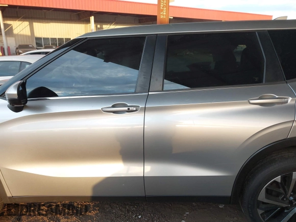 2022 Mitsubishi Outlander SE z VIN JA4J3UA88NZ023157, wystawiony jako IAAI lot #41357953 z przebiegiem 34 081 mil mil oraz . Historia ofert i sprzedaży dostępna na DreamBid. Obrazek 14.