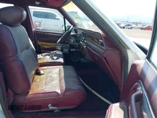 1989 Lincoln Town Car z VIN 1LNBM81FXKY640618, wystawiony jako IAAI lot #42290055 z przebiegiem 36 095 mil mil oraz . Historia ofert i sprzedaży dostępna na DreamBid. Obrazek 5.