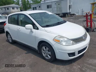 2009 Nissan Versa S z VIN 3N1BC13E79L409516, wystawiony jako IAAI lot #42418294 z przebiegiem 207 001 mil mil oraz . Historia ofert i sprzedaży dostępna na DreamBid. Obrazek 1.