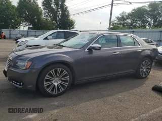 2014 Chrysler 300 S z VIN 2C3CCABG6EH168026, wystawiony jako Copart lot #60970415 z przebiegiem 81 413 mil mil oraz Szkoda całkowita • Salvage title. Historia ofert i sprzedaży dostępna na DreamBid. Obrazek 1.
