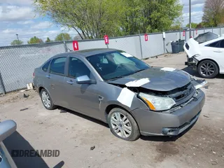 2008 Ford Focus SE z VIN 1FAHP35N78WZ94676, wystawiony jako IAAI lot #42094725 z przebiegiem 106 353 mil mil oraz . Historia ofert i sprzedaży dostępna na DreamBid. Obrazek 1.
