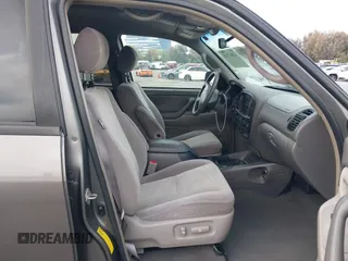 2007 Toyota Sequoia SR5 with VIN 5TDZT34A07S296602, listed as a IAAI auction lot 42067710 with 180,685 mi miles. Bid and sale history available at carsss.com. Image 5.