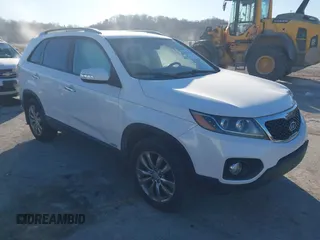 2011 Kia Sorento EX z VIN 5XYKUDA20BG061544, wystawiony jako IAAI lot #41328530 z przebiegiem 150 685 mil mil oraz . Historia ofert i sprzedaży dostępna na DreamBid. Obrazek 1.