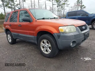 2007 Ford Escape XLT with VIN 1FMYU93177KA38867, listed as a IAAI auction lot 41652994 with 136,730 mi miles. Bid and sale history available at carsss.com. Image 1.