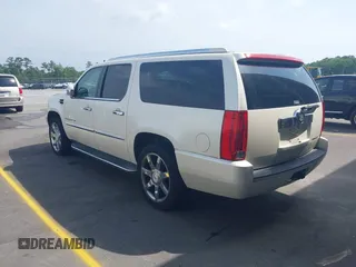 2008 Cadillac Escalade ESV z VIN 1GYFK66858R235970, wystawiony jako IAAI lot #42266188 z przebiegiem 240 706 mil mil oraz . Historia ofert i sprzedaży dostępna na DreamBid. Obrazek 3.