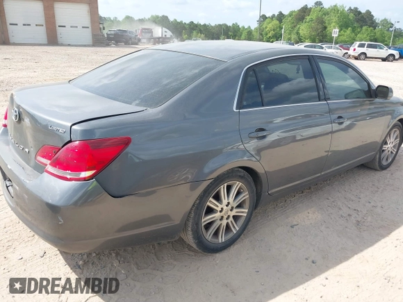 2005 Toyota Avalon XL z VIN 4T1BK36B55U002769, wystawiony jako IAAI lot #42059186 z przebiegiem 181 197 mil mil oraz . Historia ofert i sprzedaży dostępna na DreamBid. Obrazek 4.