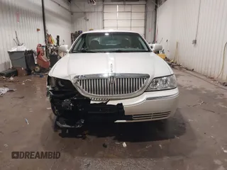 2004 Lincoln Town Car Ultimate z VIN 1LNHM83W74Y640747, wystawiony jako IAAI lot #41612377 z przebiegiem 36 400 mil mil oraz . Historia ofert i sprzedaży dostępna na DreamBid. Obrazek 13.