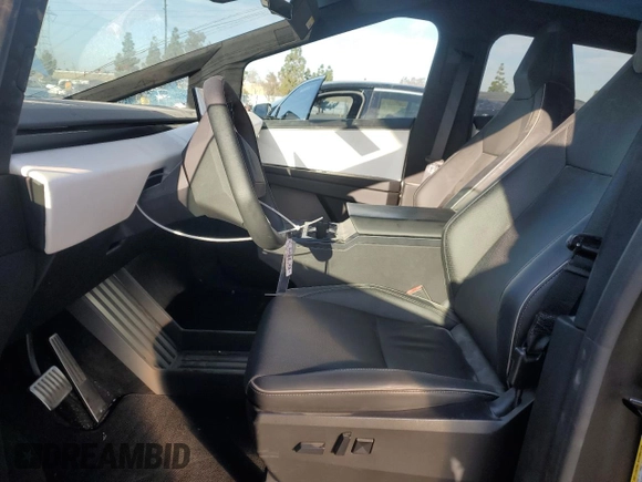2024 Tesla Cybertruck z VIN 7G2CEHED8RA014228, wystawiony jako Copart lot #49007345 z przebiegiem 10 050 mil mil oraz Szkody całkowita. Historia ofert i sprzedaży dostępna na DreamBid. Obrazek 7.