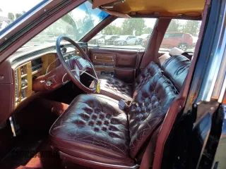 1984 Cadillac Fleetwood Brougham z VIN 1G6AW6989E9036452, wystawiony jako Copart lot #77039844 z przebiegiem 23 337 mil mil oraz Szkoda całkowita • Salvage title. Historia ofert i sprzedaży dostępna na DreamBid. Obrazek 7.