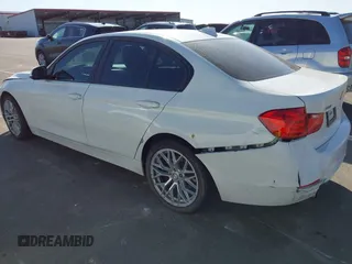 2015 BMW 3 Series 320i xDrive z VIN WBA3C3C55FK202033, wystawiony jako IAAI lot #41763644 z przebiegiem 90 816 mil mil oraz . Historia ofert i sprzedaży dostępna na DreamBid. Obrazek 3.