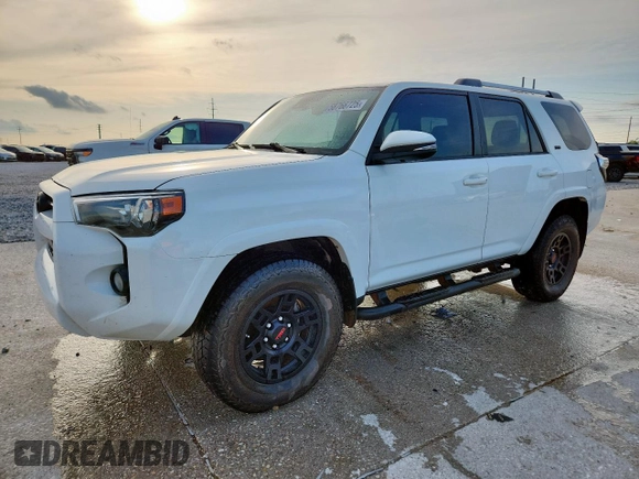 2020 Toyota 4Runner SR5 z VIN JTEBU5JR6L5819461, wystawiony jako Copart lot #58766725 z przebiegiem 101 481 mil mil oraz Szkoda całkowita • Salvage title. Historia ofert i sprzedaży dostępna na DreamBid. Obrazek 1.