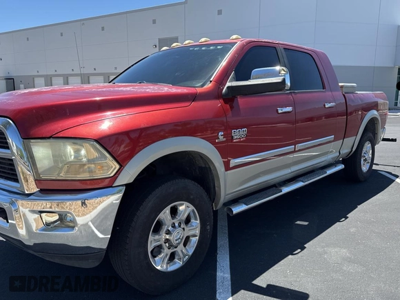 2010 Dodge 3500 SLT z VIN 3D73Y3HL6AG140269, wystawiony jako Copart lot #57510095 z przebiegiem 333 669 mil mil oraz Tytuł czysty. Historia ofert i sprzedaży dostępna na DreamBid. Obrazek 2.