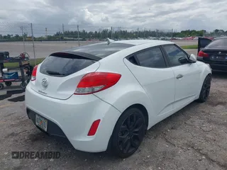 2015 Hyundai Veloster z VIN KMHTC6AD7FU222377, wystawiony jako IAAI lot #42000787 z przebiegiem 150 582 mil mil oraz . Historia ofert i sprzedaży dostępna na DreamBid. Obrazek 4.