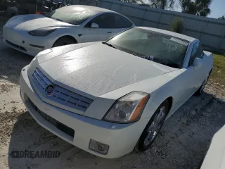 2008 Cadillac XLR z VIN 1G6YV36A285601305, wystawiony jako Copart lot #76724454 z przebiegiem Nie podano mil oraz Nie do naprawy. Historia ofert i sprzedaży dostępna na DreamBid. Obrazek 1.