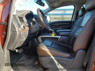 2016 Nissan Titan Platinum Reserve z VIN 1N6BA1F23GN509157, wystawiony jako Copart lot #50180435 z przebiegiem 135 035 mil mil oraz Czysty tytuł • Clean title. Historia ofert i sprzedaży dostępna na DreamBid. Obrazek 7.